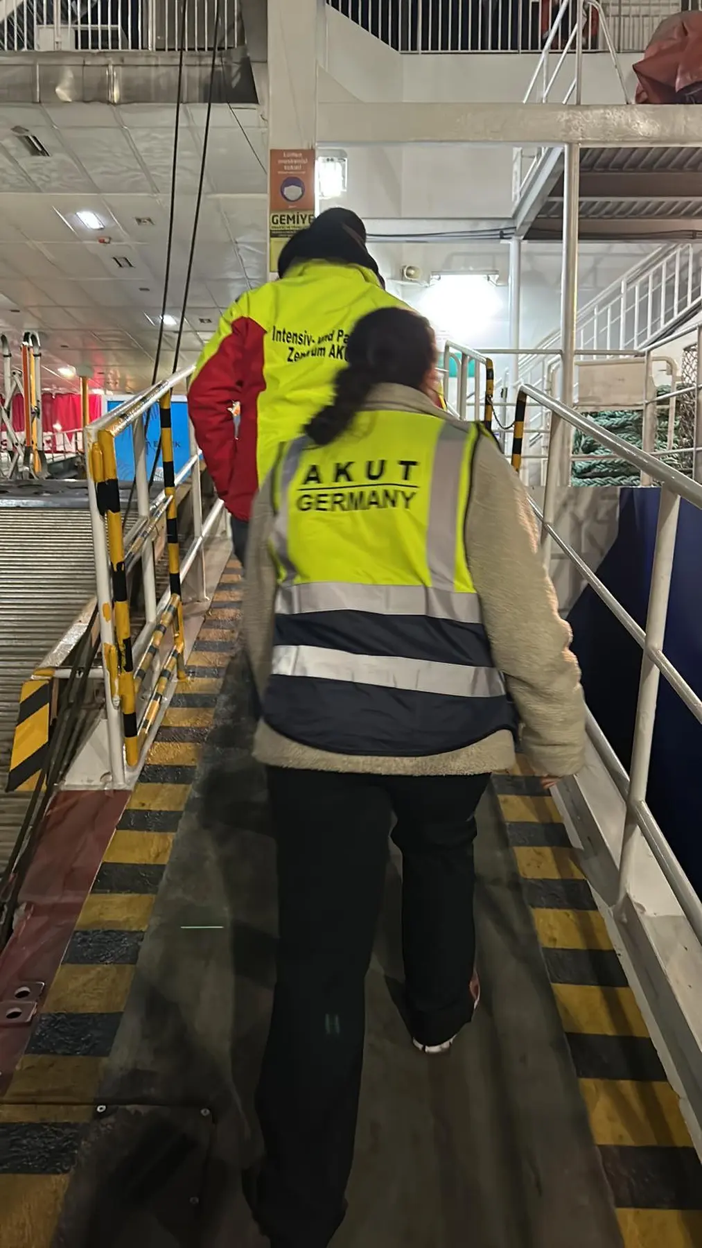 Erster Gang auf das Krankenhaus Schiff  von AKUT Akademie